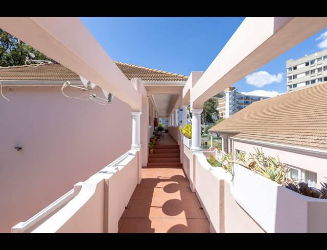 2 BEDROOM APARTMENT TO LET IN SEA POINT